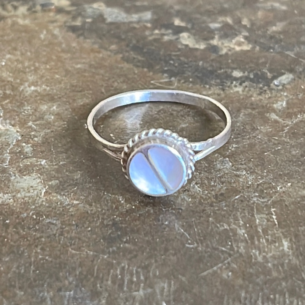 Dainty & Sweet Vintage 925 Sterling Silver Mother Of Pearl Ring Sz 4.5